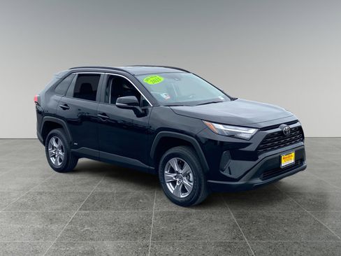 Used 2025 Toyota RAV4 XLE image 7