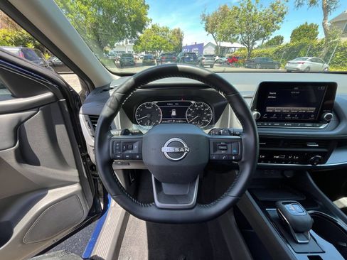 Used 2025 Nissan Rogue SV FWD image 36