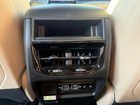 Certified 2024 Jeep Grand Cherokee Limited AWD/4WD image 36