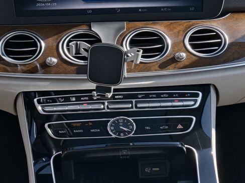 Used 2017 Mercedes-Benz E 300 4MATIC image 10
