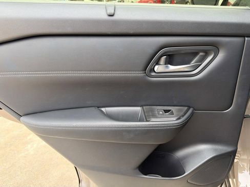 Certified 2025 Nissan Rogue SL w/ SL Premium Package image 19