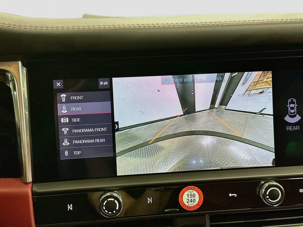 Certified 2025 Porsche Macan AWD/4WD image 15