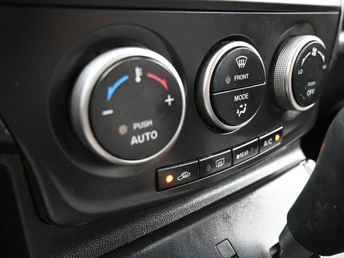 Used 2013 MAZDA MAZDA5 Sport FWD image 17