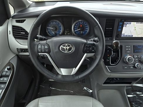 Used 2017 Toyota Sienna XLE image 14