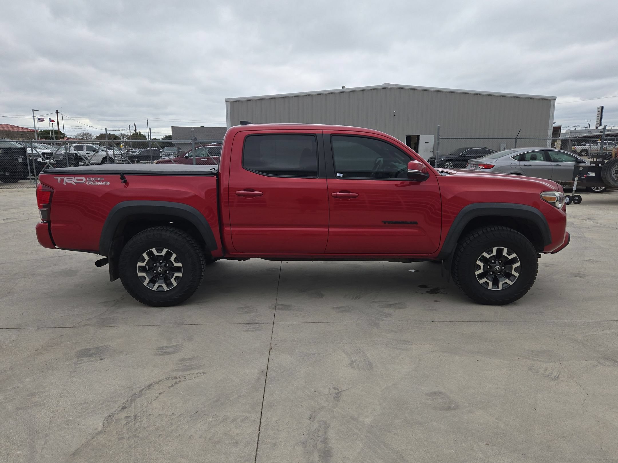 Used 2019 Toyota Tacoma 2WD Double Cab image 2