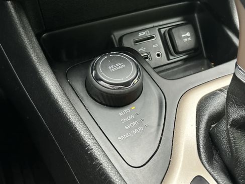 Used 2018 Jeep Cherokee Latitude image 20