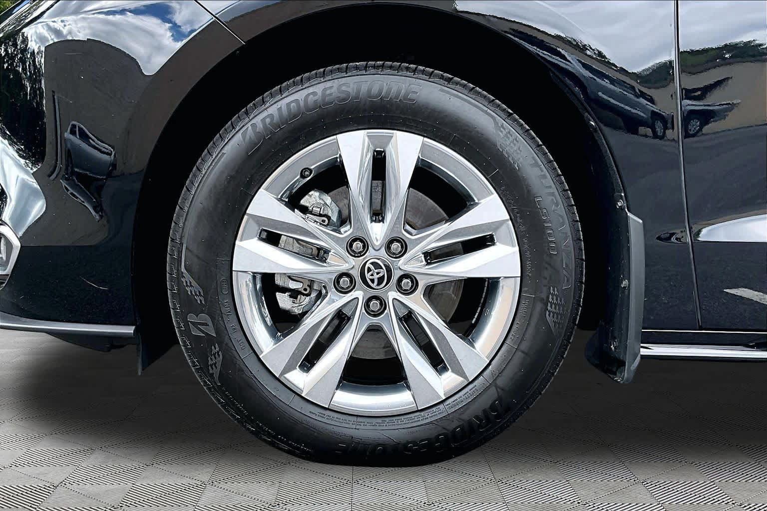 Used 2025 Toyota Sienna Limited FWD image 11