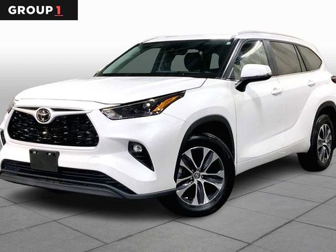 Used 2024 Toyota Highlander XLE image 1