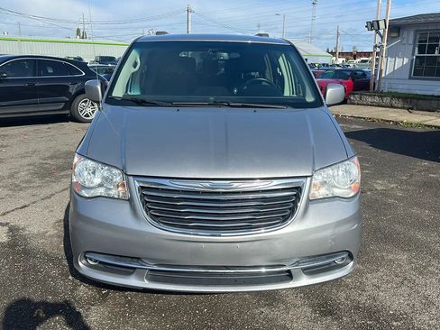 Used 2016 Chrysler Town & Country Touring image 7