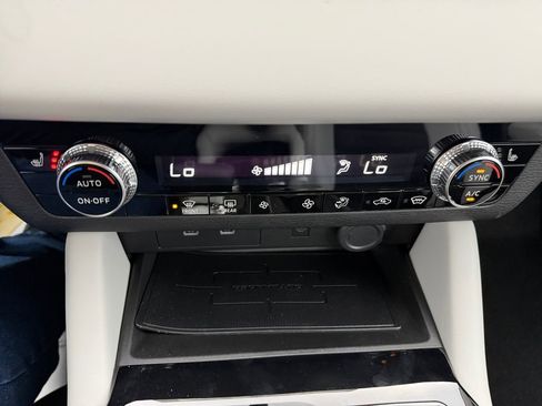 New 2025 Mitsubishi Outlander SE image 32