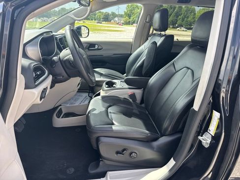 Used 2024 Chrysler Pacifica Touring-L FWD image 24