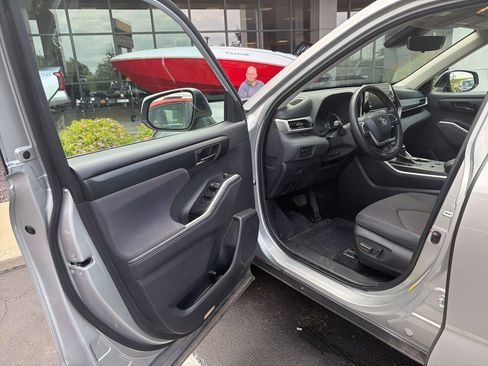 Used 2023 Toyota Highlander L FWD image 11