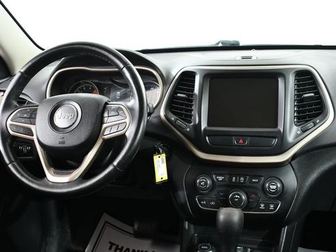 Used 2017 Jeep Cherokee Latitude AWD/4WD image 8
