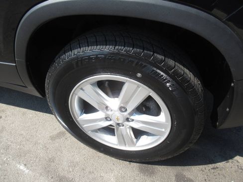 Used 2020 Chevrolet Trax LT w/ Sun & Sound Package AWD/4WD image 11