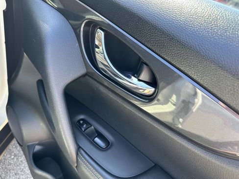 Used 2019 Nissan Rogue SV image 23