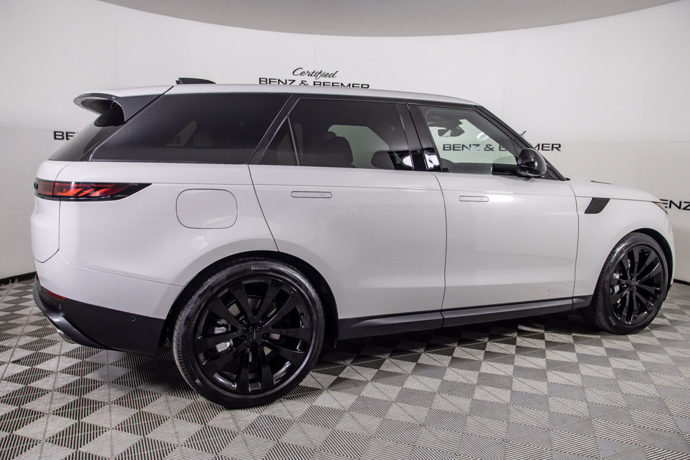 Used 2026 Land Rover Range Rover Sport SE AWD/4WD image 4