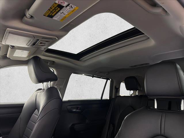 Used 2025 Toyota Highlander XLE AWD/4WD image 2