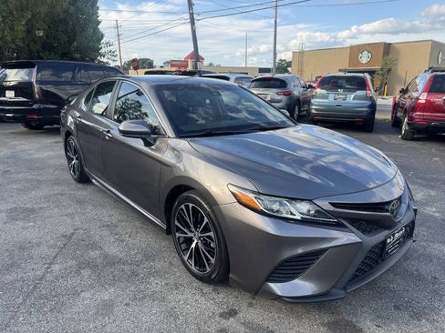 Used 2019 Toyota Camry SE FWD image 2