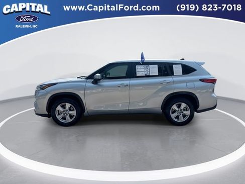 Used 2023 Toyota Highlander LE FWD image 5