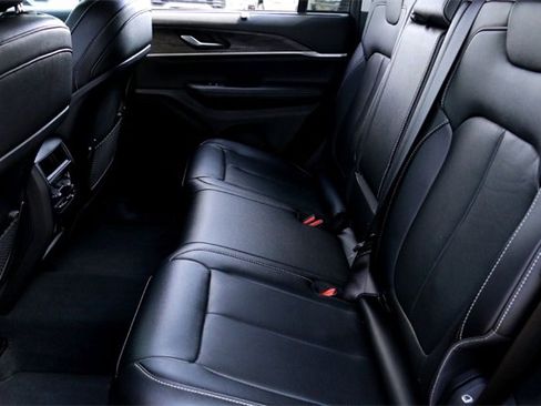 Used 2023 Jeep Grand Cherokee Limited w/ Luxury Tech Group II image 22