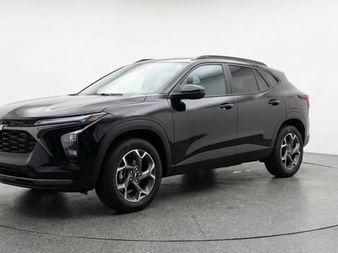 Used 2025 Chevrolet Trax LT FWD image 3