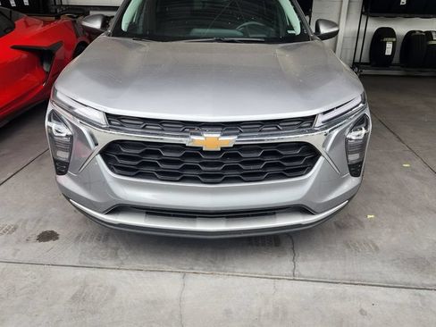 Used 2025 Chevrolet Trax LT FWD image 1