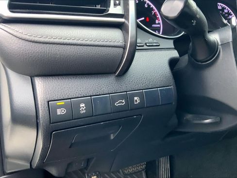 Used 2018 Toyota Camry SE FWD image 34
