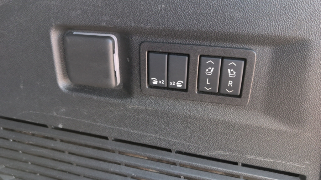 Used 2025 GMC Yukon Denali AWD/4WD image 24
