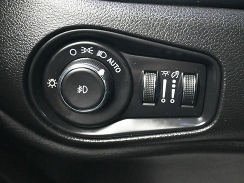 Used 2020 Jeep Renegade Latitude w/ Cold Weather Group image 22