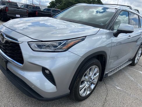 Used 2024 Toyota Highlander Limited FWD image 1
