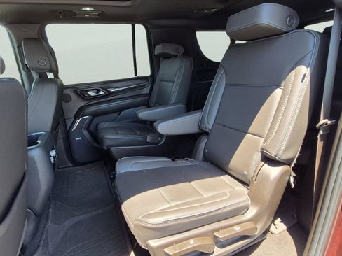 Used 2023 GMC Yukon XL Denali AWD/4WD image 19