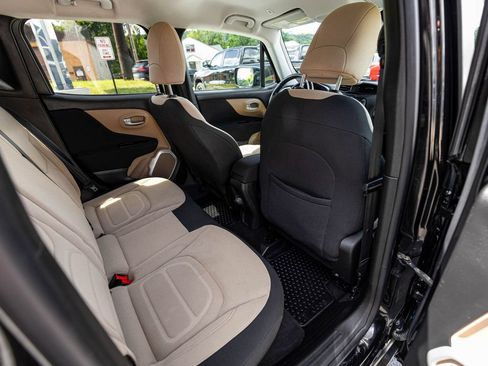 Used 2019 Jeep Renegade Latitude w/ Cold Weather Group AWD/4WD image 27
