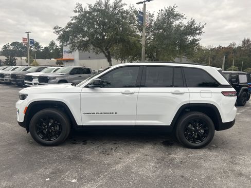 New 2025 Jeep Grand Cherokee Altitude image 4