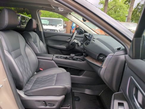 Used 2025 Nissan Rogue Platinum w/ Platinum Premium Package AWD/4WD image 18