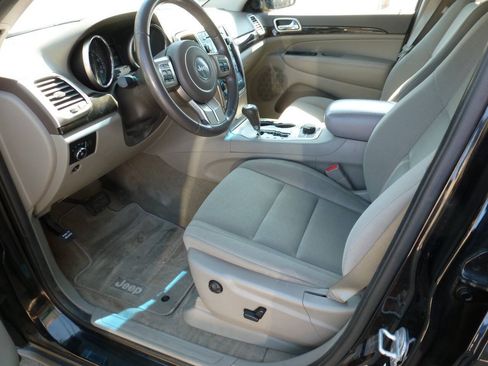 Used 2012 Jeep Grand Cherokee Laredo w/ Laredo E Group AWD/4WD image 9