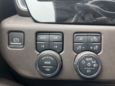 Used 2022 Chevrolet Silverado 1500 LTZ image 12