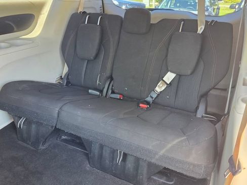 Used 2017 Chrysler Pacifica Touring FWD image 11