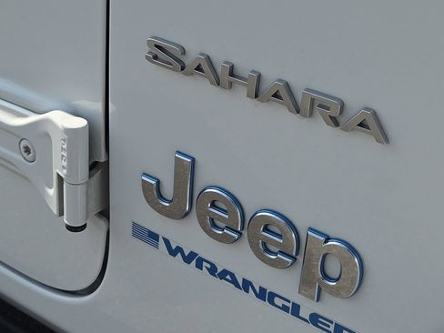 Used 2023 Jeep Wrangler Unlimited Sahara w/ Cold Weather Group AWD/4WD image 8