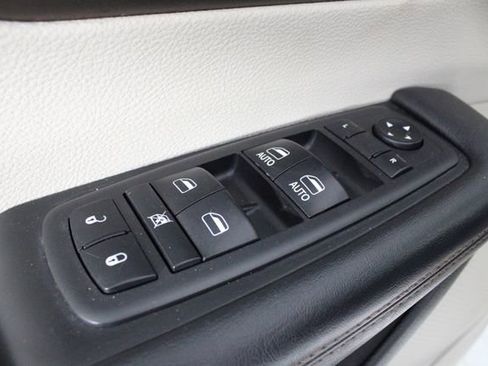 Used 2018 Chrysler Pacifica Touring-L image 16