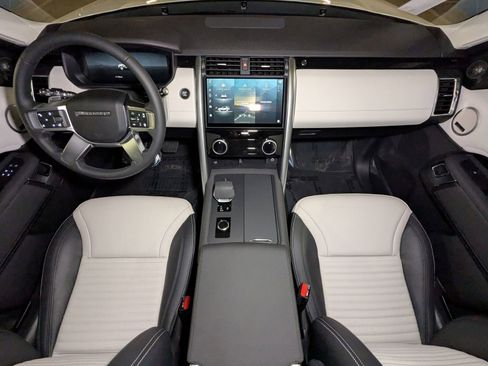 New 2025 Land Rover Discovery S image 15