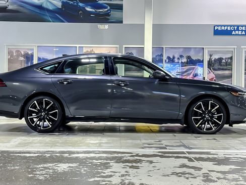 Used 2023 Honda Accord Touring image 7