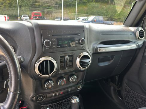 Used 2018 Jeep Wrangler Unlimited Sahara image 15