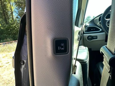 Used 2022 Chrysler Pacifica Touring-L FWD image 15