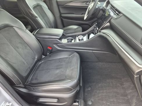 Used 2024 Jeep Grand Cherokee Altitude AWD/4WD image 31