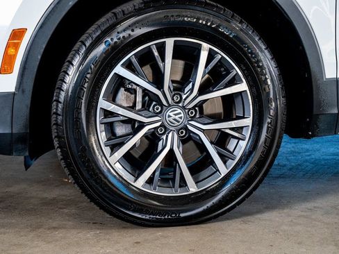 Used 2020 Volkswagen Tiguan SE w/ Panoramic Sunroof Package image 10