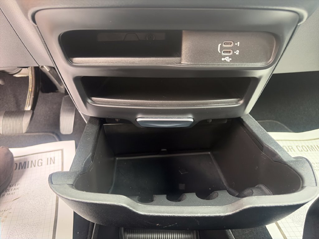 Used 2026 Chrysler Pacifica Select FWD image 36
