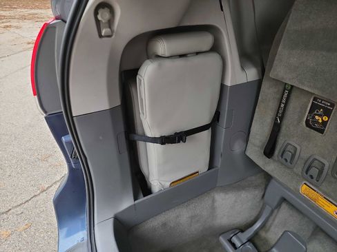 Used 2014 Toyota Sienna XLE image 31