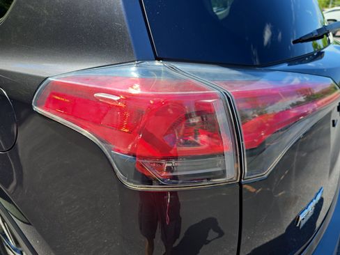 Used 2018 Toyota RAV4 XLE AWD/4WD image 35
