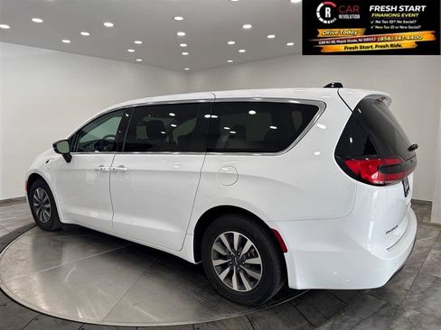 Used 2024 Chrysler Pacifica Limited FWD image 5