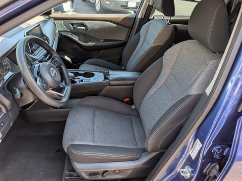 Used 2022 Nissan Rogue SV FWD image 2